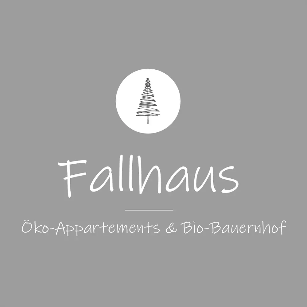 Logo des Fallhaus – Öko-Appartements und Bio-Bauernhof, mit einer stilisierten Tanne und dem Namen des Unternehmens.