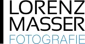 Logo von Lorenz Masser Fotografie, mit stilisiertem Text in schwarz und blau.