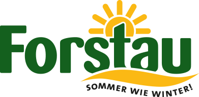 Logo von Forstau – Sommer wie Winter, mit einer Sonne über dem Schriftzug.